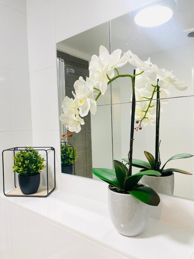 دربي #0509 Two Bedroom Serviced Apartment- Free Parking المظهر الخارجي الصورة