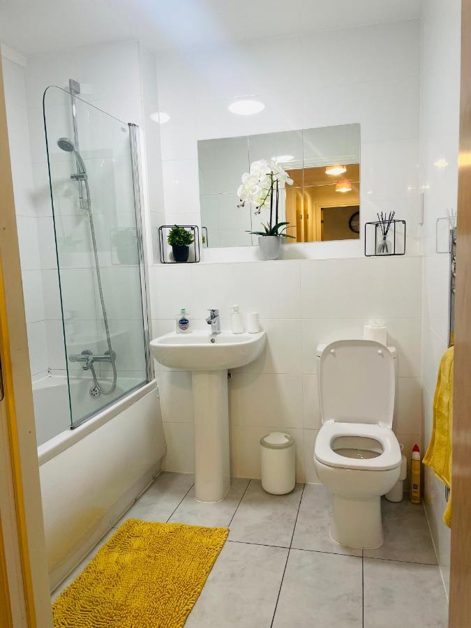 دربي #0509 Two Bedroom Serviced Apartment- Free Parking المظهر الخارجي الصورة